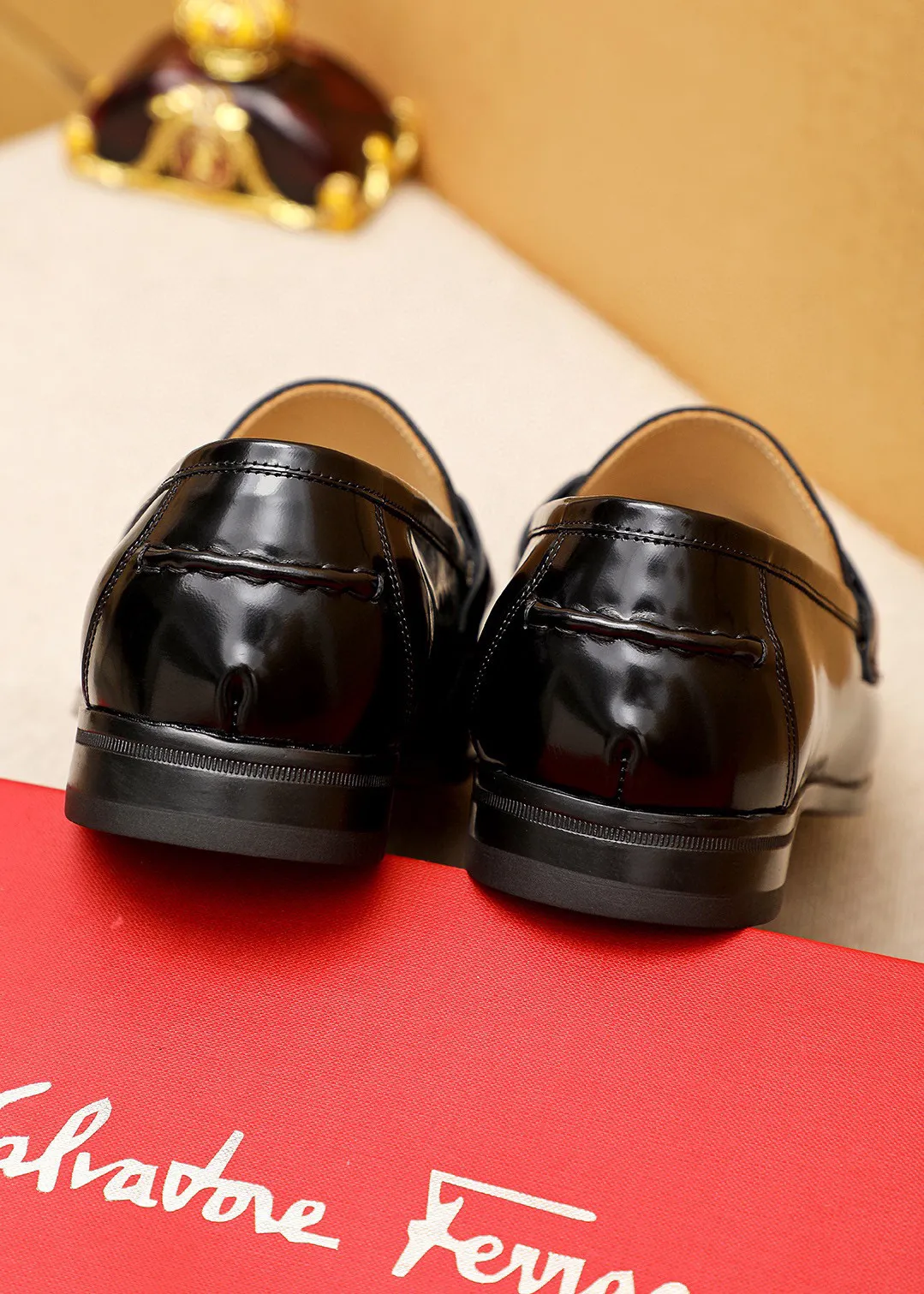 Men's shoes 💰460 💐 Product trademark: Ferragamo "Ferragamo" casual leather shoes Regular size: 38-44 (45.46🉑️customized) Product materials: Selected imported first-layer open-edge beaded cowhide leather upper + luxury hardware buckle, imported water-dyed cowhide leather lining. Strong three-dimensional visual effect, original rubber outsole Color: 1⃣️color optional